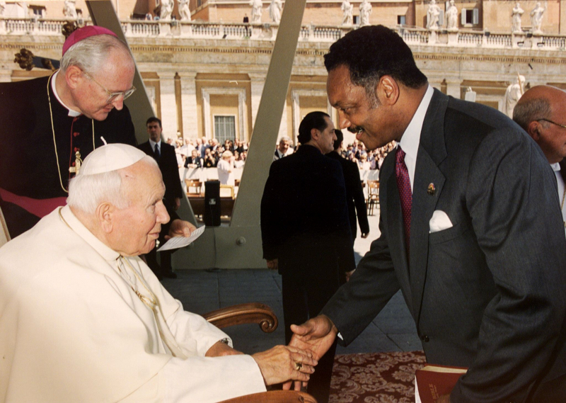 Ojciec Święty Jan Paweł II wita się z amerykańskim Jesse Jacksonem pod koniec cotygodniowej audiencji generalmne na Placu Świetego Piotra. Fot. (PAP/EPA)