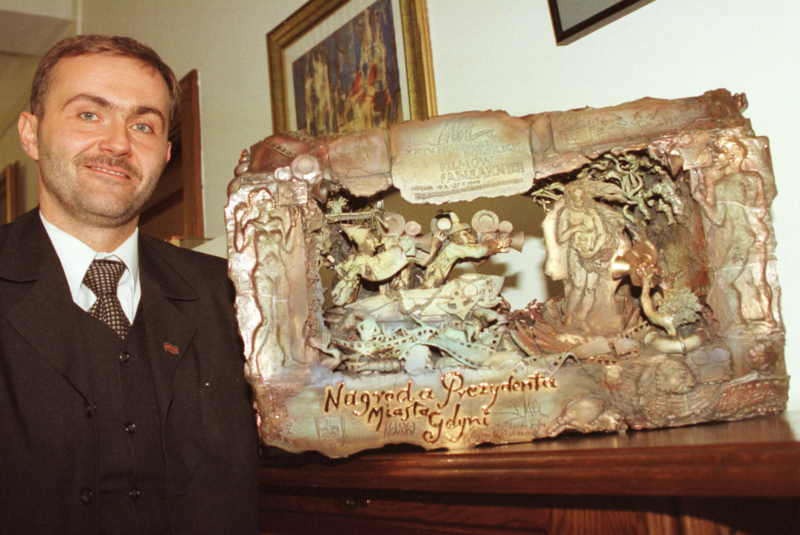 Gdynia, 1999 r. Prezydent Gdyni Wojciech Szczurek prezentuje ufundowaną przez siebie nagrodę (autorstwa artysty Kazimierza Kalkowskiego), która przyznana była za najlepszy debiut aktorski podczas XXIV Festiwalu Polskich Filmów Fabularnych. Fot. PAP/Stefan Kraszewski