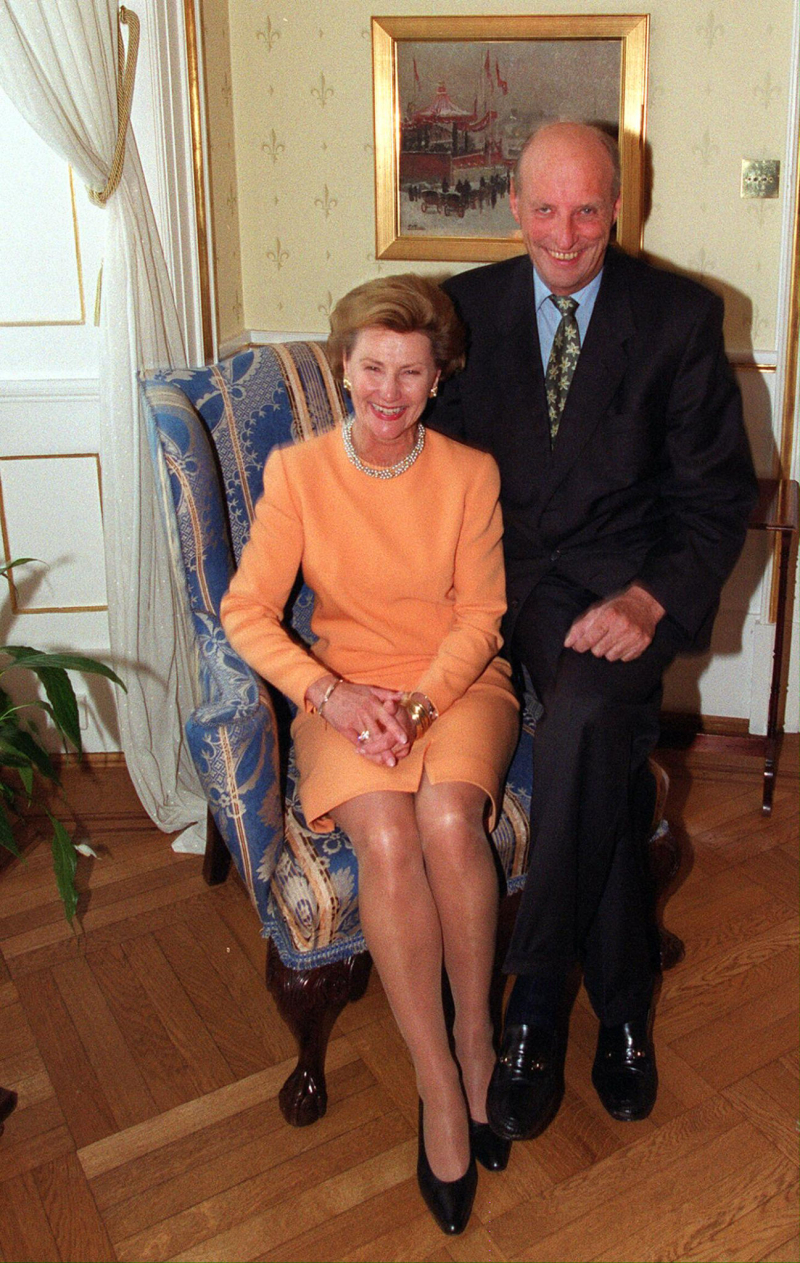Król Norwegii Harald V i królowa Sonja (1999 r.). Fot. Lise Aserud - PAP/EPA)