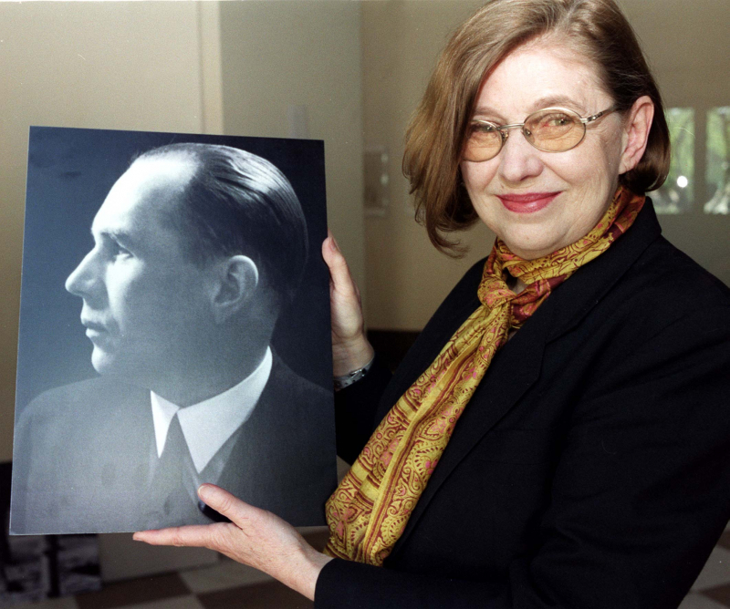 Krystyna Zachwatowicz-Wajda w trakcie przygotowywania wystawy "Jan Zachwatowicz - w stulecie urodzin" prezentuje zdjęcie swojego ojca z 1936 roku. Fot. (bp/kru) PAP/Andrzej Rybczyński