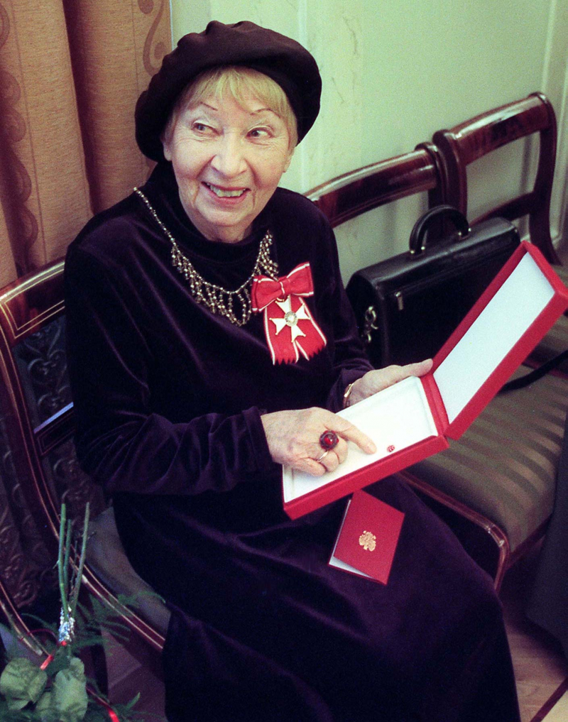 Irena Kwiatkowska odznaczona Krzyżem Komandorskim Orderu Odrodzenia Polski, 2000 r. Fot. PAP/Tomasz Gzell