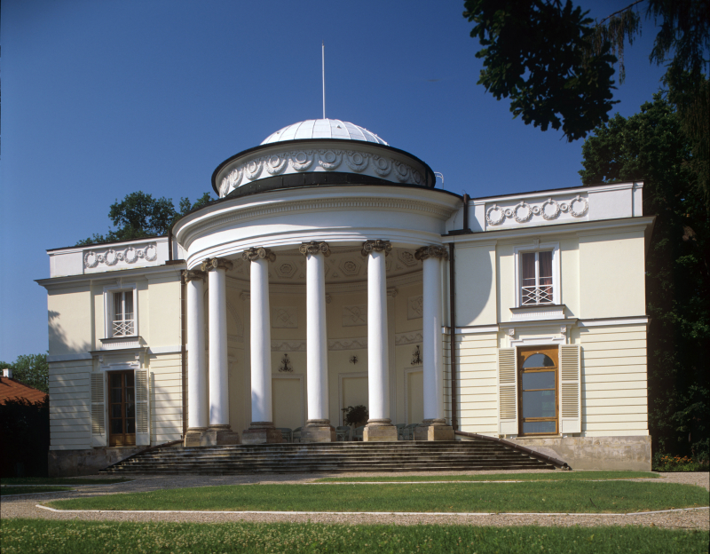 Pałac (Potockich) w Natolinie na Ursynowie, wybudowany na zlecenie Augusta Czartoryskiego według projektu Szymona Bogumiła Zuga w latach 1780-1782 w stylu klasycystycznym. Fot. PAP/Jan Morek