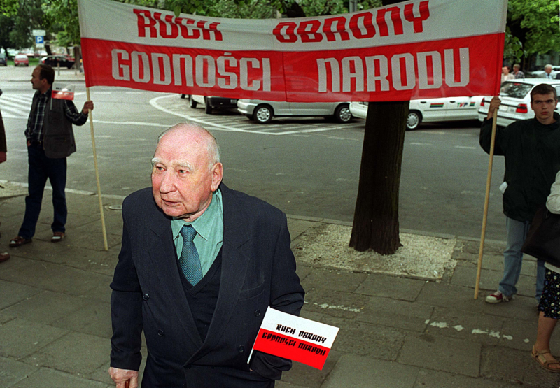 Warszawa. 27.05.2001 r. Członkowie Ruchu Obrony Godności Narodu manifestowali przed warszawskim kościołem p.w. Wszystkich Świetych, gdzie Episkopat Polski pod przewodnictwem prymasa Polski kardynała Józefa Glempa prosił Boga o wybaczenie wszelkiego zła, jakie ze strony Polaków dotknęło Żydów w Jedwabnem i innych miejscach. Fot. PAP/Andrzej Rybczyński