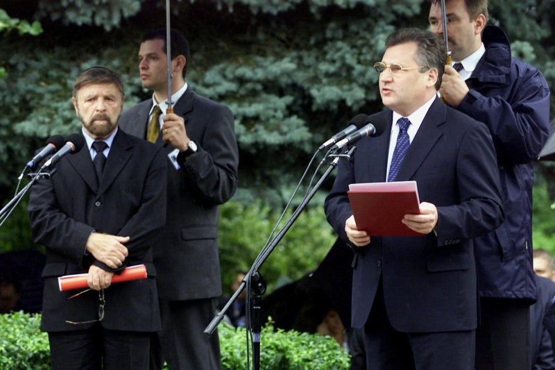 Jedwabne, 10.07.2001 r. Uroczystości żałobne w 60. rocznicę zbrodni w Jedwabnem. Od lewej: ambasador Izraela prof. Szewach Weiss oraz prezydent Aleksander Kwaśniewski. Fot. PAP/Jacek Turczyk