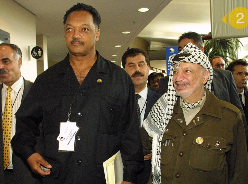 DAR02 - 20010831 - DURBAN, SOUTH AFRICA : US civil rights activist Jesse Jackson (L) side by side with Palestinian Authority President Yasser Arafat (R) as they enter the World Conference Against Racism, 31 August 2001 in Durban. Some 3,000 demonstrators were marching this morning toward the UN conference, to demand action on a variety of causes. UN Secretary General Kofi Annan opened the week-long conference with a warning that past victimisation of Jews did not excuse Israel's maltreatment of Palestinians. EPA PHOTO AFPI/ALEXANDER JOE/AJ-vl