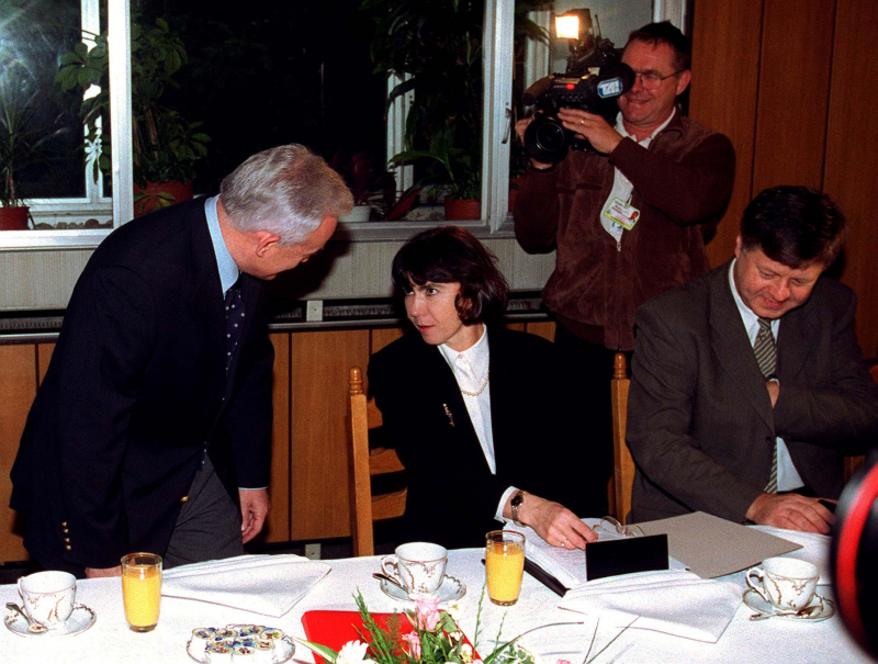 Desygnowany na premiera Leszek Miller (z lewej) rozmawia z kandydatką na minister sprawiedliwości w swoim rządzie, sędzią Barbarą Piwnik, przed rozpoczęciem spotkania przyszłej Rady Ministrów, 11 października 2001 r. Z prawej kandydat na ministra obrony narodowej Jerzy Szmajdziński. Fot. PAP/Radek Pietruszka