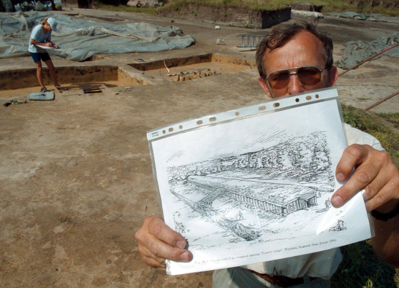 Słonowice, 4 września 2002 r. Rysunek prezentuje arceholog Krzyszfof Tunia. Fot. PAP/Piotr Polak