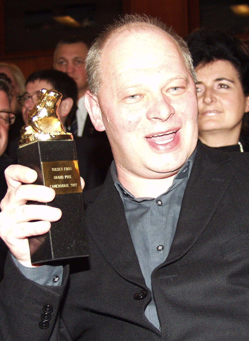 Łódź, 8.12.2002. Operator filmu "Edi" Krzysztof Ptak prezentuje Złotą Żabę - główną nagrodę 10. Festiwalu Sztuki Autorów Zdjęć Filmowych Camerimage 2002. Fot Andrzej Zbraniecki/PAP