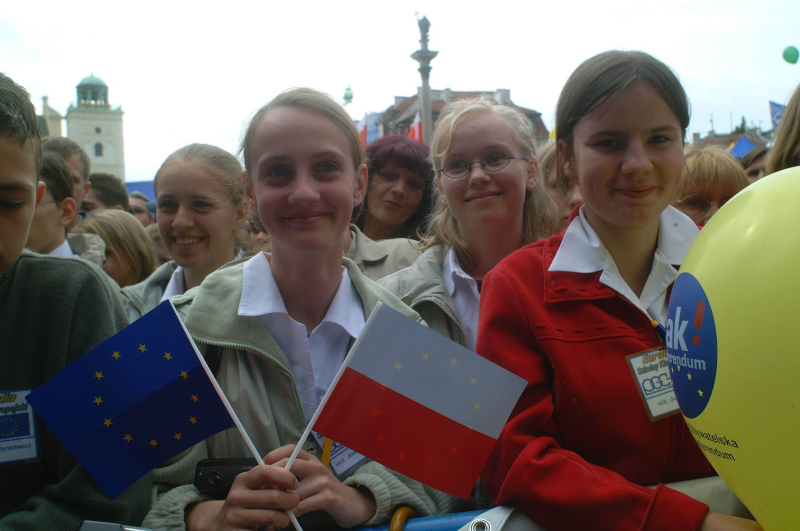 Warszawa, 10.05.2003 r. Zorganizowana przez Polską Fundację im. Roberta Schumana akcja na placu Zamkowym, agitująca na rzecz wstąpienia Polski do Unii Europejskiej. Fot.  PAP/Grzegorz Rogiński