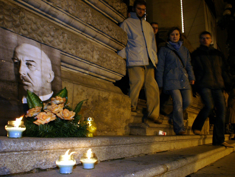 W 2004 r. członkowie Federacji Młodych Socjaldemokratów uczcili 82. rocznicę śmierci Gabriela Narutowicza przed gmachem warszawskiej Zachęty. Fot. PAP/Paweł Kula