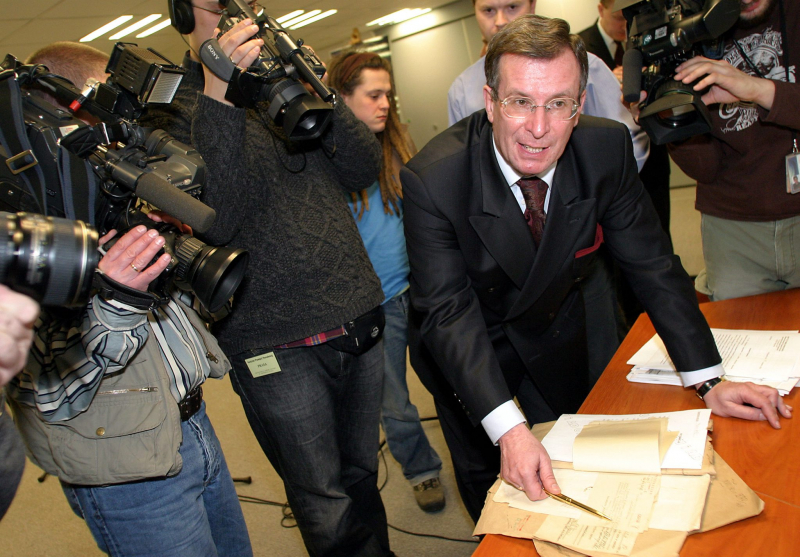 Prof. Witold Kulesza podczas konferencji prasowej w IPN w 2005 r. Fot. PAP/Paweł Kula
