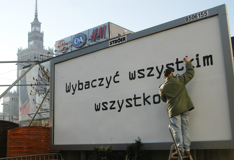 Warszawa, 31.03.2005. Ryszard Grzyb, malarz, członek Gruppy w czasie realizacji projektu pt. "Zdania napowietrzne”. Fot. PAP/Andrzej Rybczyński