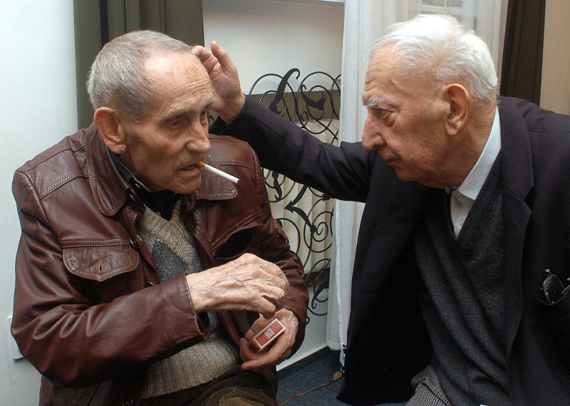 Warszawa, 18.05.2005. Pisarz Tadeusz Konwicki i aktor Gustaw Holoubek (P) w kawiarni Czytelnik, 18 bm. w Warszawie. Konwicki promował czwarte rozszerzone wydanie książki pt. „Kalendarz i klepsydra”. (ew) PAP/Andrzej Rybczyński