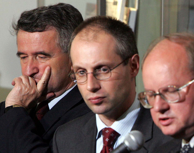 Warszawa, 1.06.2005 r. Od lewej: Leon Kieres, Paweł Machcewicz i Andrzej Grajewski podczas konferencji prasowej w Instytucie Pamięci Narodowej w Warszawie. Fot. PAP/Paweł Kula