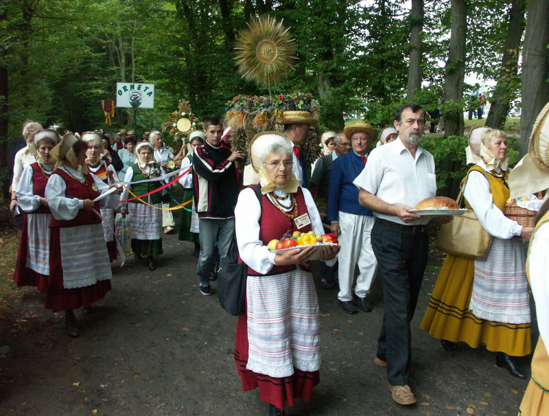 Gietrzwałd, 11.09.2005 r. Niemal 30 tys. wiernych przyjechało do Sanktuarium Maryjnego w Gietrzwałdzie by w procesji uczcić 128. rocznicę objawień maryjnych. Fot. PAP/Monika Kaczyńska