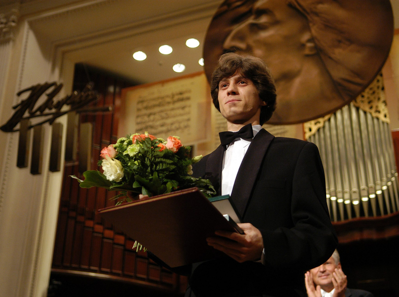 Filharmonia Narodowa. XV Międzynarodowy Kokurs Pianistyczny im. Fryderyka Chopina. Zwycięzca konkursu Rafał Blechacz. Fot. PAP/Andrzej Rybczyński