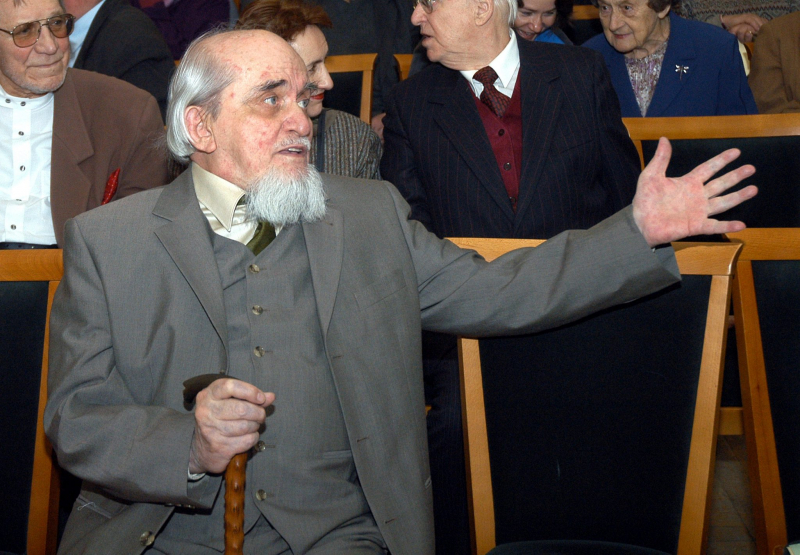 Warszawa, 28.02.2006 r. Jerzy Ficowski podczas wręczenia Nagrody Literackiej im. Władysława Reymonta w kategorii "Za twórczość całego życia". Fot. PAP/Szymon Pulcyn