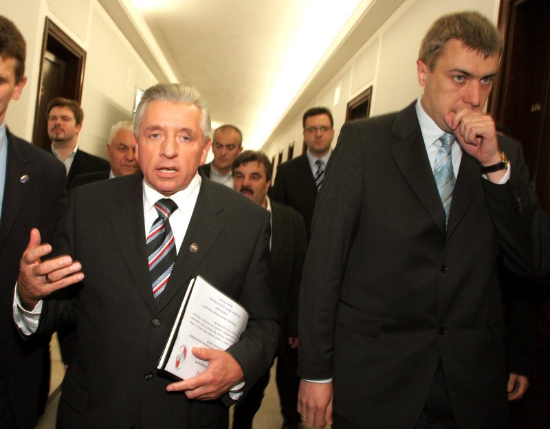 Warszawa, 5.06.06. Wicepremierzy Andrzej Lepper i Roman Giertych w drodze na konferencję prasową w Sejmie. Fot. PAP/Tomasz Gzell