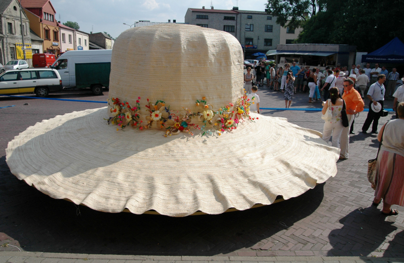 Gigantyczny kapelusz upleciony przez Koło Gospodyń Wiejskich w Koziegłowach w 2006 r. Fot. PAP/Maciej Kuroń