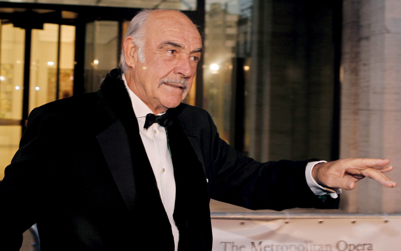 Nowy Jork, USA, 26.09.06. Szkocki aktor Sean Connery przybył na operę "Madame Butterfly" Pucciniego, wystawianą na deskach Metropolitan Opera w Nowym Jorku, 25 bm. Dzieło Pucciniego w reżyserii laureata Oscara Anthony'ego Minghelli otwiera sezon 2006/2007 w Metropolitan Opera. (pmb) PAP/EPA/PETER FOLEY
