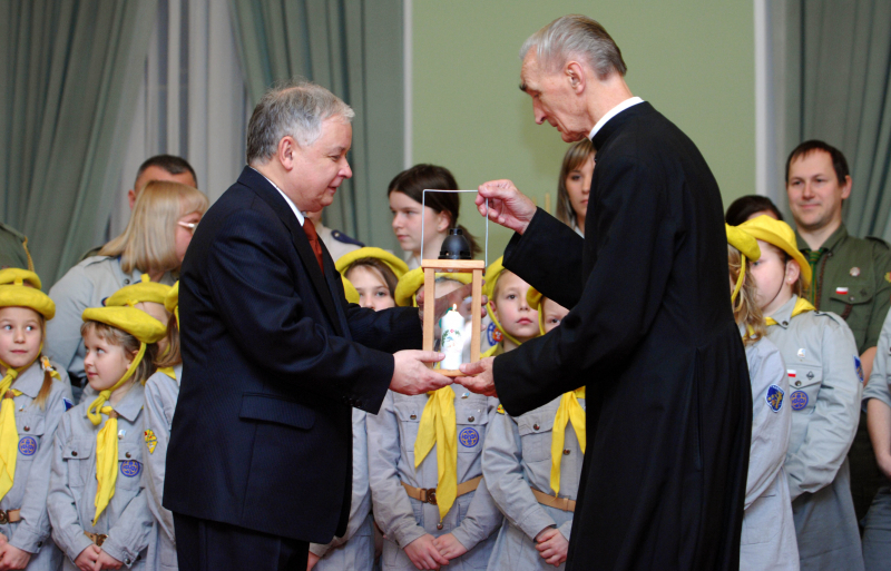 Prezydent RP Lech Kaczyński i kapelan prezydenta ks. Roman Indrzejczyk podczas uroczystości przekazania Betlejemskiego Światła Pokoju, które przynieśli do kaplicy w Pałacu Prezydenckim przedstawiciele Związku Harcerstwa Polskiego, 17 grudnia 2007 r. Fot. PAP/Jacek Turczyk