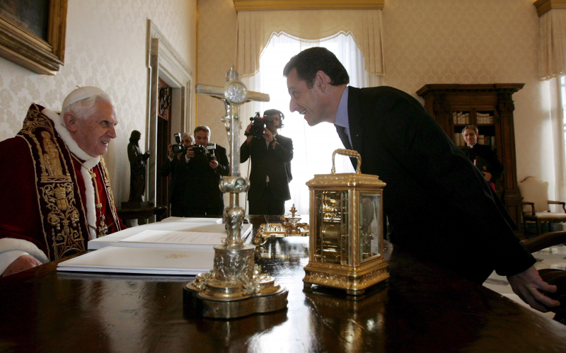 Nicolas Sarkozy, prezydent Francji z papieżem Benedyktem XVI podczas audiencji w 2007 r. Fot. PAP/EPA/Alberto Pizzoli/POOL