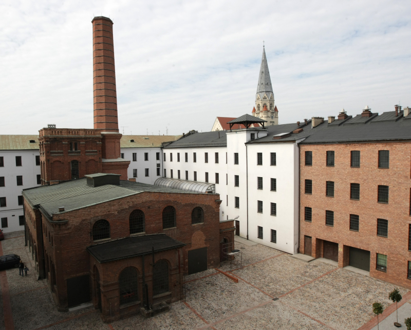 Pawilon maszyny parowej na dziedzińcu "Białej Fabryki" - pierwszej w łodzi mechanicznej tkalni i przędzalni, zbudowanej w latach 1835-37 przez Ludwiga Geyera na południowym krańcu ulicy Piotrkowskiej, 2008 r. Fot. PAP/Grzegorz Michałowski
