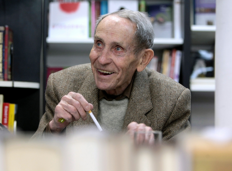 Warszawa, 10.02.2009 r. Tadeusz Konwicki spotkał się z wielbicielami swojej twórczości w księgarni Czytelnik. Fot. PAP/Leszek Szymański