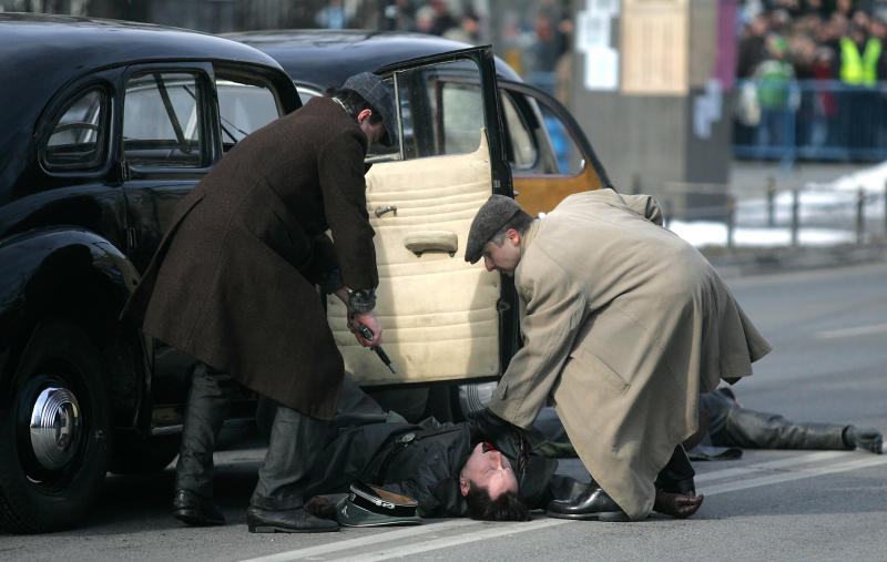 Plenerowa inscenizacja zamachu na Franza Kutscherę w Alejach Ujazdowskich, Warszawa, 22 lutego 2009 r. Fot. PAP/Bartłomiej Zborowski