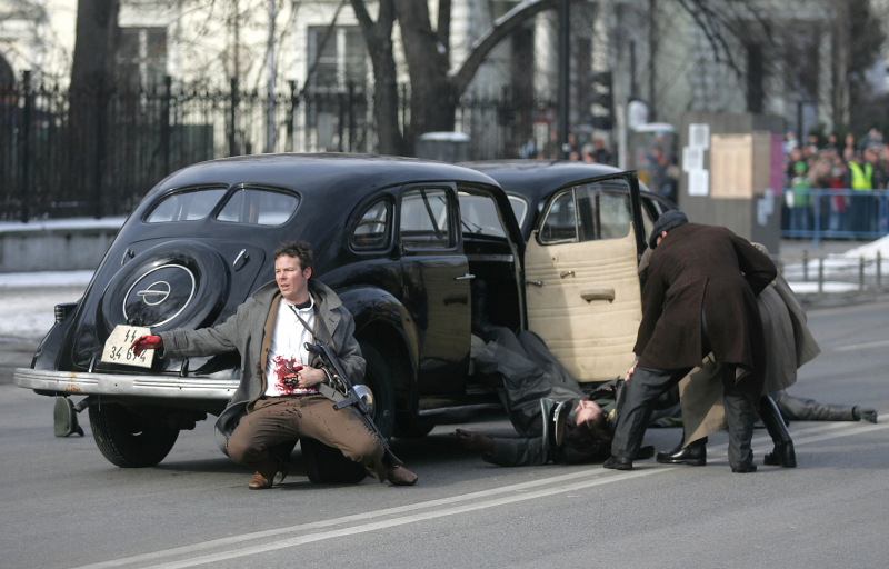Plenerowa inscenizacja zamachu na Franza Kutscherę w Alejach Ujzadowskich, Warszawa, 22 lutego 2009 r. Fot. PAP/Bartłomiej Zborowski