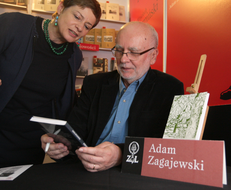 Poeta, eseista Adam Zagajewski na 54. Międzynarodowych Targach Książki w Warszawie w 2009 r. Fot. PAP/Grzegorz Jakubowski