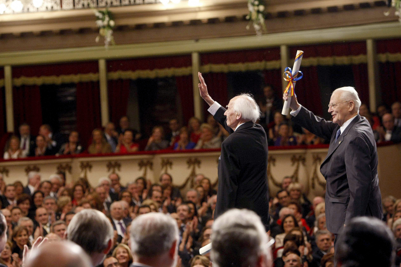 Polski socjolog Zygmunt Bauman i francuski socjolog Alain Touraine na scenie po otrzymaniu Nagrody Księcia Asturii 2010 w dziedzinie komunikacji i nauk humanistycznych podczas ceremonii wręczenia Nagród Księcia Asturii w Oviedo w Hiszpanii, 22 października 2010 r. Fot. EPA/MANUEL H. DE LEON Strona: PAP/EPA