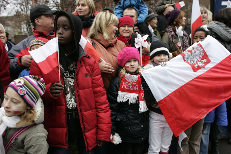 Gdańsk, 11.11.2010 r. Dzieci z flagami narodowymi podczas Parady Niepodległości w Gdańsku. Fot. PAP/Adam Warżawa
