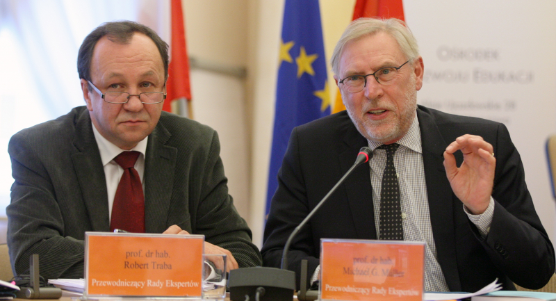 Prof. Robert Traba (po lewej) podczas konferencji prasowej Podręcznik do historii. Projekt polsko - niemiecki - Zalecenia Fot. PAP/Paweł Kula