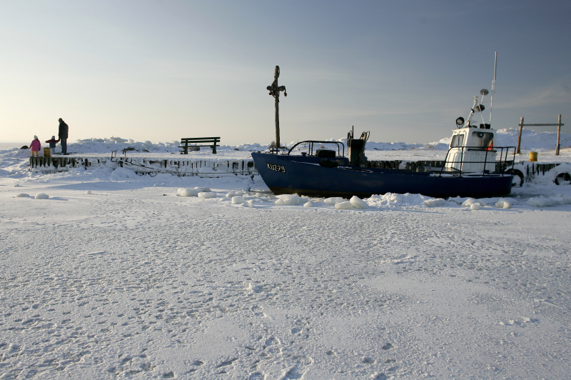 Zamarznięta Zatoka Gdańska w Pucku, 05 stycznia 2011 r. Fot. PAP/Adam Warżawa