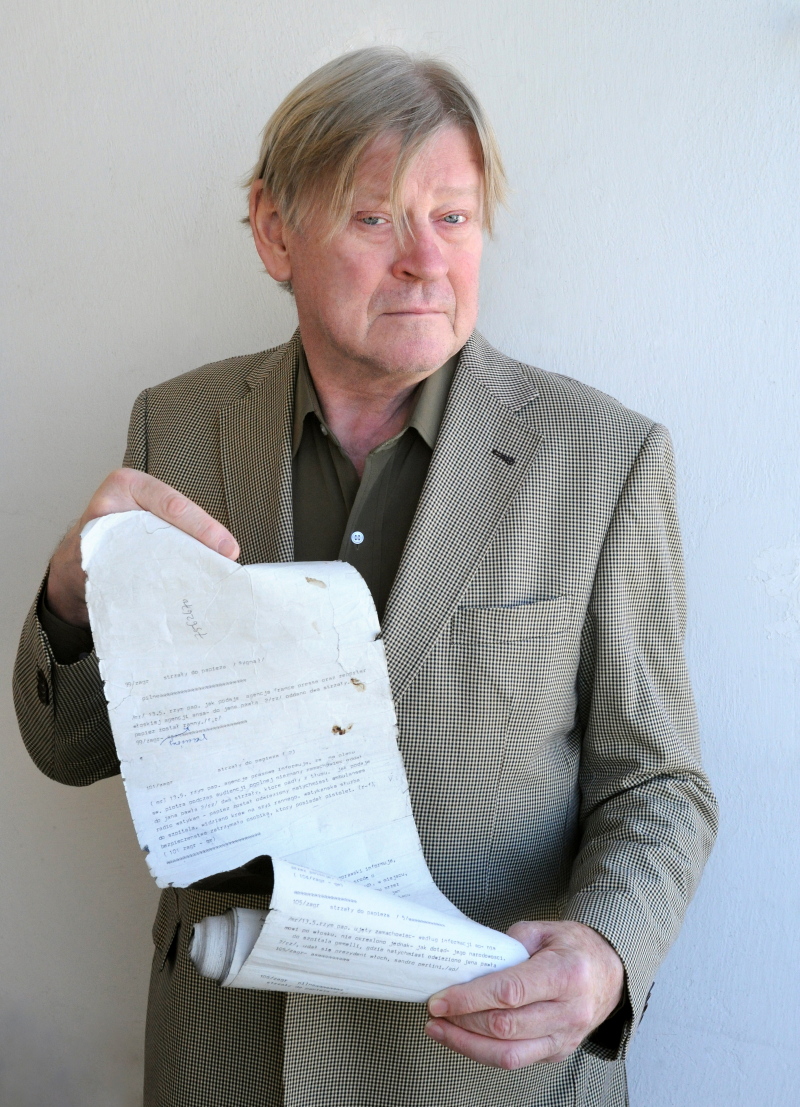 Warszawa, wrzesień 2011 r. Dziennikarz, publicysta i korespondent wojenny Krzysztof Mroziewicz z oryginalną depeszą Polskiej Agencji Prasowej, donoszącej o zamachu na życie papieża Jana Pawła II. Fot. PAP/Afa Pixx/Zenon Żyburtowicz