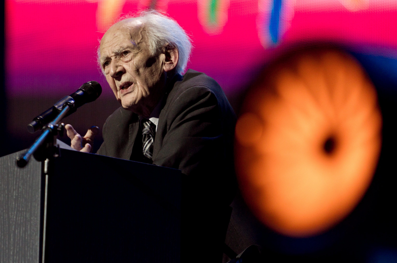 Wykład Zygmunta Baumana, nawiązujący do tematów podjętych przez niego w książce "Kultura w płynnej nowoczesności", podczas inauguracji Europejskiego Kongresu Kultury we Wrocławiu w 2011 r. Fot. PAP/Maciej Kulczyński