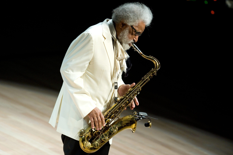 Sonny Rollins podczas koncertu w Pałacu Sztuki w Budapeszcie, Węgry, 10 listopada 2011 r. Fot. HUNGARY OUT EPA/PETER KOLLANYI Dostawca: PAP/EPA.