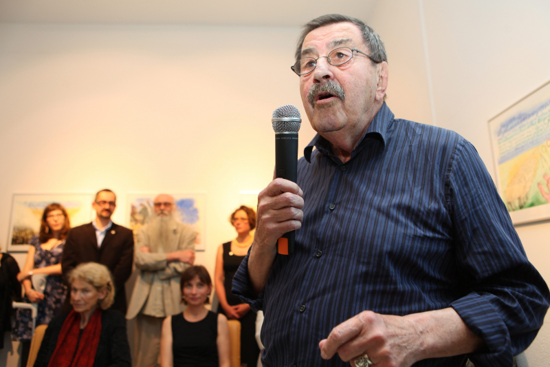 Laureat literackiej nagrody Nobla pisarz Günter Grass podczas otwarcia wystawy swoich akwarel w Gdańskiej Galerii Miejskiej, 2012 r. Fot. PAP/Piotr Wittman
