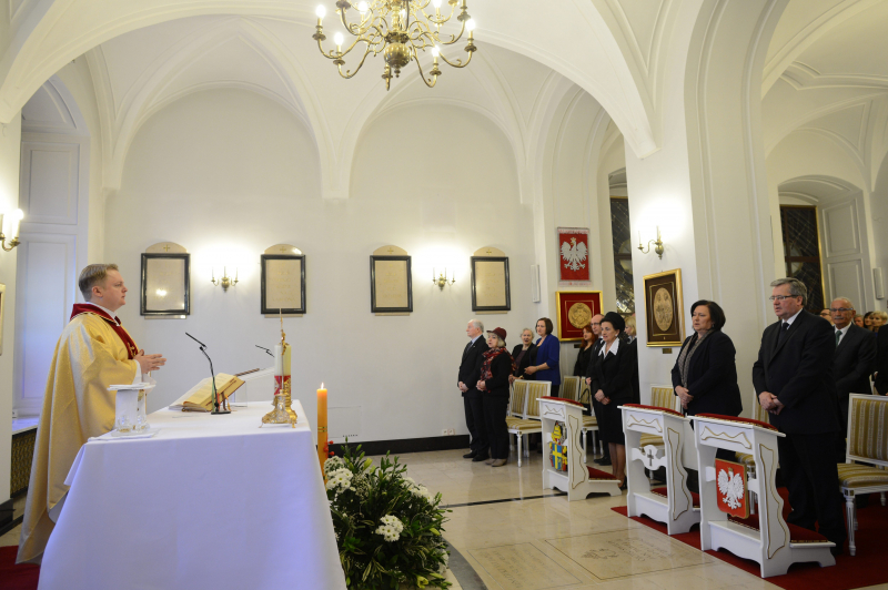 Ks. Krzysztof Kacorzyk podczas mszy odprawionej w Pałacu Prezydenckim w intencji ofiar katastrofy smoleńskiej, 10 kwietnia 2013 r. PAP/Jacek Turczyk