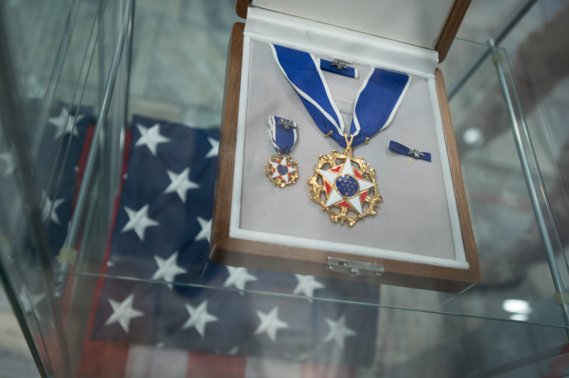 Amerykański Medal Wolności, którym Jan Karski został odznaczony pośmiertnie przez prezydenta USA Baracka Obamę, prezentowany w Gabinecie prof. Jana Karskiego w Muzeum Miasta Łodzi. Fot. PAP/Grzegorz Michałowski