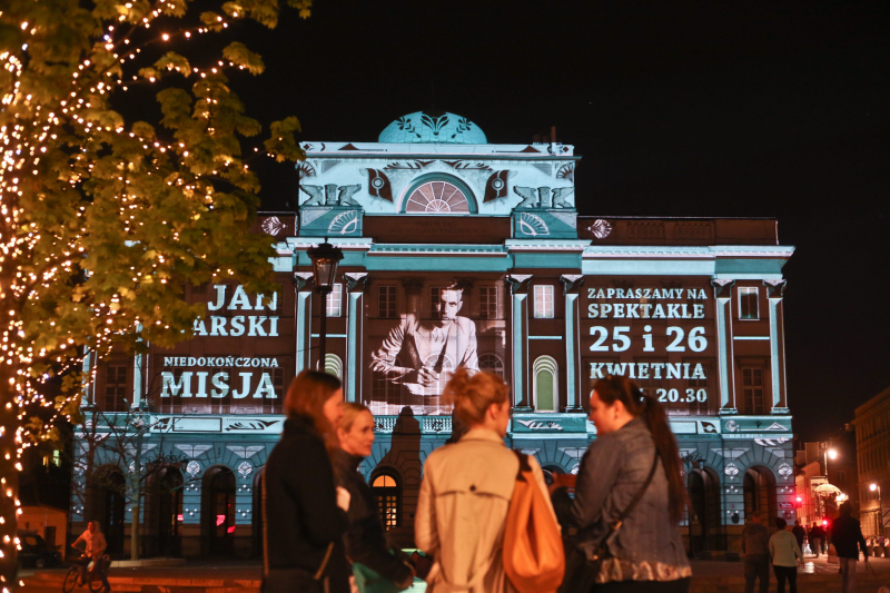 Wielkoformatowy pokaz audiowizualny na fasadzie siedziby Polskiej Akademii Nauk - Pałacu Staszica w Warszawie. Tematem przewodnim spektaklu, przygotowanego przez Muzeum Historii Polski, była postać Jana Karskiego, w związku z 100. rocznicą urodzin legendarnego emisariusza Polskiego Państwa Podziemnego. Fot. PAP/Rafał Guz