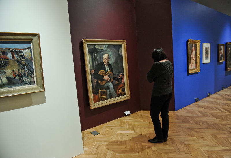 Śpiewak z gitarą Romana Kramsztyka na wystawie "Ocalałe. kolekcja malarstwa, rysunku, rzeźby ze zbiorów Żydowskiego Instytutu Historycznego" w Żydowskim Instytucie Historycznym w Warszawie, 30 października 2014 r. Fot. PAP/Marcin Obara