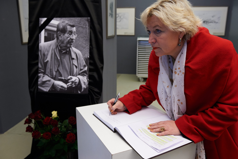 Konsul Generalny Niemiec w Gdańsku Cornelia Pieper wpisuje się do księgi kondolencyjnej wystawionej po śmierci Guentera Grassa w galerii Guentera Grassa, 2015 r. PAP/Adam Warżawa