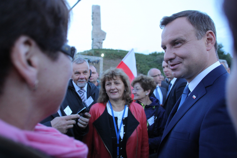 Prezydent RP Andrzej Duda rozmawia z rodzinami Westerplatczyków podczas uroczystości upamiętniających 76. rocznicę wybuchu II wojny światowej na Westerplatte w 2015 r. Fot. PAP/Piotr Wittman