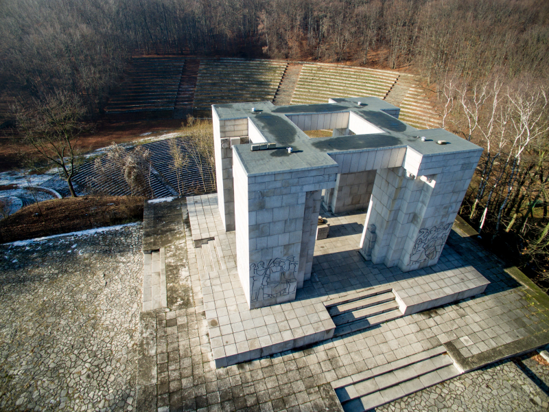 Widok z drona na pomnik Czynu Powstańczego, według projektu Xawerego Dunikowskiego, odsłonięty w 1955 r. Fot. PAP/Sławomir Mielnik