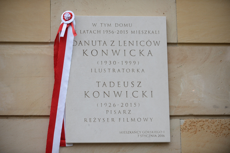 Warszawa, 07.01.2016 r. Tablicę pamiątkową poświęconą pisarzowi, scenarzyście i reżyserowi Tadeuszowi Konwickiemu oraz jego żonie, ilustratorce Danucie z Leniców Konwickiej odsłonięto w pierwszą rocznicę śmierci Tadeusza Konwickiego. Tablica umieszczona jest na ścianie budynku przy ul. Górskiego 1 w Warszawie, gdzie mieszkało małżeństwo Konwickich. Fot. PAP/Marcin Obara