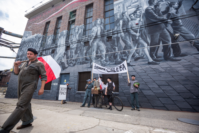Poznań, 27.06.2016 R. Mural upamiętniający 60. rocznicę Poznańskiego Czerwca '56 na budynku Zakładów Cegielskiego przy ul. 28 Czerwca 1956 r. na poznańskiej Wildzie. Fot. PAP/Marek Zakrzewski