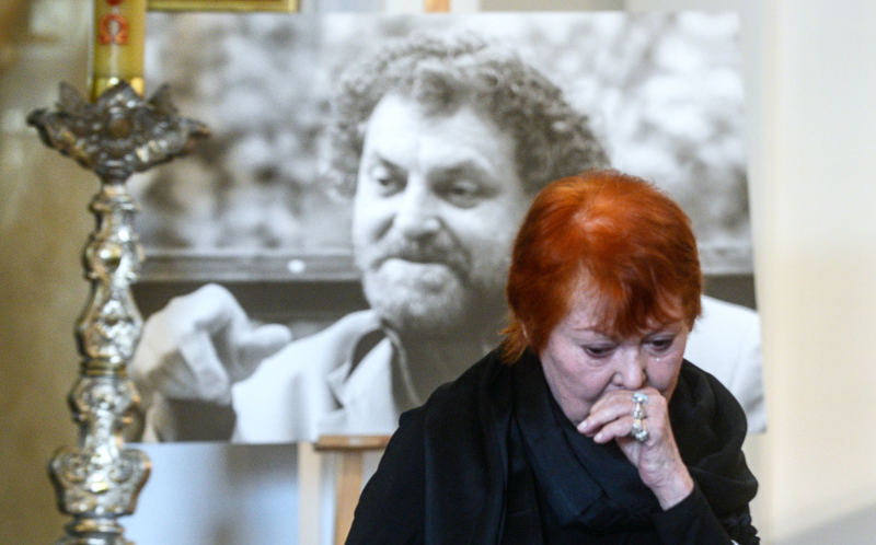 Iga Cembrzyńska podczas pogrzebu męża, reżysera Andrzeja Kondratiuka. Fot. Jakub Kamiński (PAP)