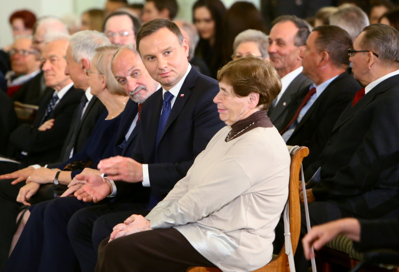 Prezydent Andrzej Duda (w środku) siedzi pomiędzy Antonim Macierewiczem i Zofią Romaszewską podczas spotkania zorganizowanego w 40. rocznicę utworzenia KOR. Fot. PAP/Leszek Szymański 
